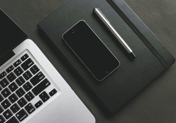 MacBook Pro终端窗口显示ping测试命令执行结果，深色主题界面展示延迟数值与统计信息，简洁专业的开发者工作环境